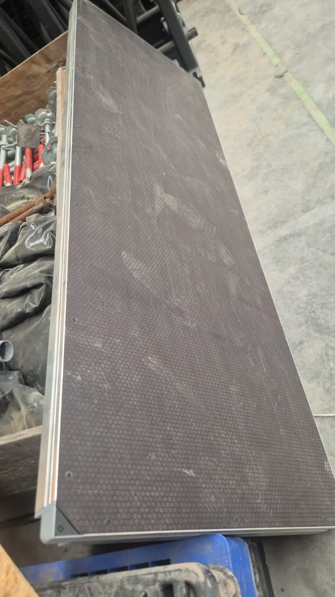 "PLAT. ESCENARIO 0.86M X 2.57M ""DECK"" T16 EV"